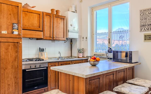 Varenna 648: Cabinetry, Meubles, Propriété, Comptoir, Cuisine, Bois, Tiroir, Design Intérieur, Cuisinière, Sol