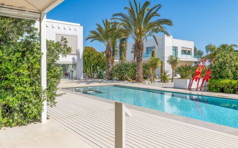 Villa Vinner: Plante, Ciel, L'Eau, Propriété, Bleu Azur, Arbre, Piscine, Bâtiment, Ombre, Arecales