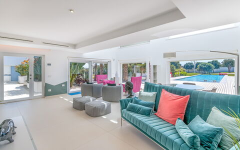 Villa Vinner: Propriété, Canapé, Plante, Confort, Plante D'Appartement, Design Intérieur, Salon, Canapé-Lit, Sol, Sol