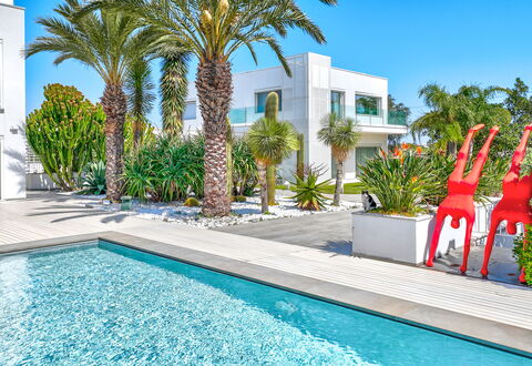 Villa Vinner: L'Eau, Plante, Jour, Propriété, Ciel, Bâtiment, Bleu Azur, Arbre, Piscine, Fenêtre