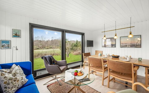 Jule - 1.3Km to the Fjord: Plafond, Design Intérieur, Chaise, Cadre, Dur, Salon, Table Cuisine Et Salle A Manger, Luminaire, Tache De Bois, Salle À Manger