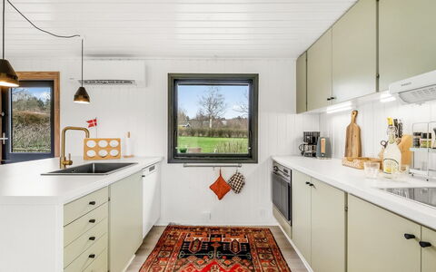 Jule - 1.3Km to the Fjord: Cuisine, Appareil De Cuisine, Comptoir, Principaux Appliance, Plafond, Électroménager, Cuisinière, Cabinetry, Luminaire, Le Fourneau