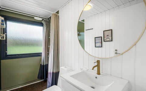 Jule - 1.3Km to the Fjord: Design Intérieur, Plafond, Salle De Bains, Luminaire, Luminaire Plomberie, Rideau, Plomberie, Miroir, Toilette