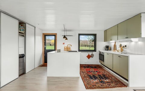 Jule - 1.3Km to the Fjord: Sol, Bois, Design Intérieur, Cuisine, Plafond, Comptoir, Sol, Meubles, Appareil De Cuisine, Cabinetry