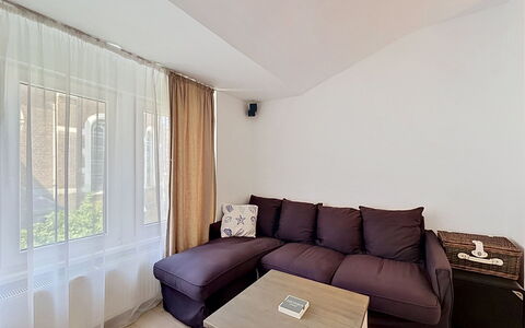 Centrally Located Key Point: Meubles, Canapé, Design Intérieur, Sol, Sol, Bois, Appartement, Salon, Pièce, Domicile
