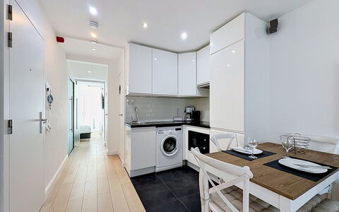 Centrally Located Key Point: Sol, Design Intérieur, Sol, Principaux Appliance, Plafond, Meubles, Cuisine, Appareil De Cuisine, Pièce, Électroménager