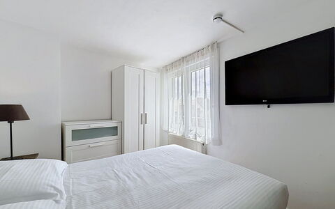 Centrally Located Key Point: Design Intérieur, Meubles, Lit, Chambre, Sol, Pièce, Drap De Lit, Sol, Literie, Linge