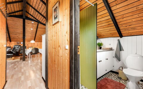 Tjana - 6Km from the Sea: Domicile, Chalet, Porche, Dur, Siding, Plate-Forme, Ombre, Planche, Biens, Batiments Jardin