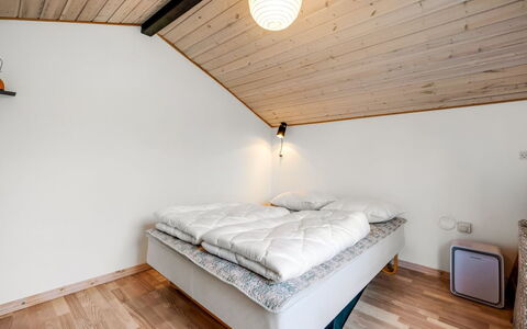 Tjana - 6Km from the Sea: Domicile, Chalet, Porche, Dur, Siding, Plate-Forme, Ombre, Planche, Biens, Batiments Jardin