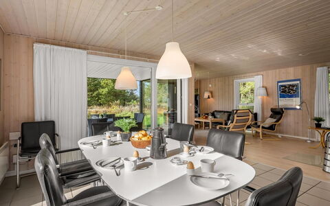 Dix - 900M from the Sea: Toit, Maison, Domicile, Chalet, Porte, Siding, Plate-Forme, Porche, Planche, Dur