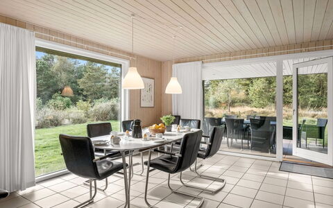 Dix - 900M from the Sea: Toit, Maison, Domicile, Chalet, Porte, Siding, Plate-Forme, Porche, Planche, Dur