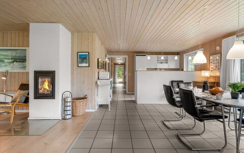 Dix - 900M from the Sea: Toit, Maison, Domicile, Chalet, Porte, Siding, Plate-Forme, Porche, Planche, Dur