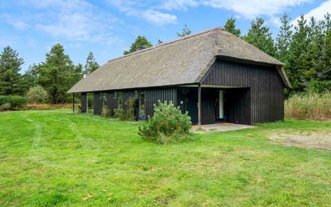 Dix - 900M from the Sea: Toit, Maison, Domicile, Chalet, Porte, Siding, Plate-Forme, Porche, Planche, Dur
