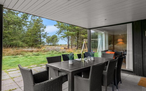 Dix - 900M from the Sea: Toit, Maison, Domicile, Chalet, Porte, Siding, Plate-Forme, Porche, Planche, Dur