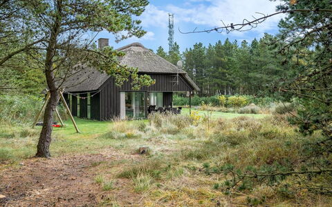 Dix - 900M from the Sea: Toit, Maison, Domicile, Chalet, Porte, Siding, Plate-Forme, Porche, Planche, Dur