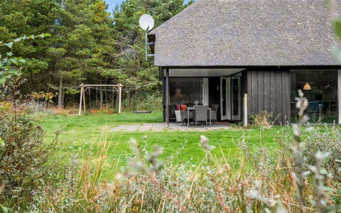 Dix - 900M from the Sea: Toit, Maison, Domicile, Chalet, Porte, Siding, Plate-Forme, Porche, Planche, Dur