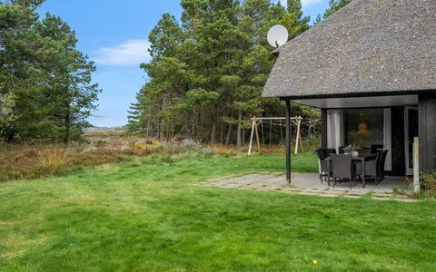 Dix - 900M from the Sea: Toit, Maison, Domicile, Chalet, Porte, Siding, Plate-Forme, Porche, Planche, Dur