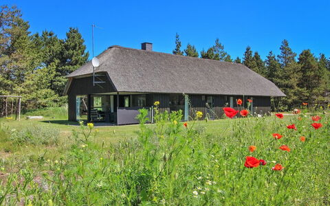 Dix - 900M from the Sea: Toit, Maison, Domicile, Chalet, Porte, Siding, Plate-Forme, Porche, Planche, Dur