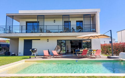Villa la Roquette sur Siagne: Zone Résidentielle, Domicile, Maison, Biens, Balcon, Villa, Ombre, Piscine, Recours, Aménagement Paysager