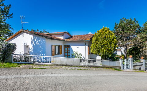 La Casa del Ponte Romano: Ciel, Nuage, L'Eau, Plante, Piscine, Bâtiment, Bleu, Bleu Azur, Arbre, Maison