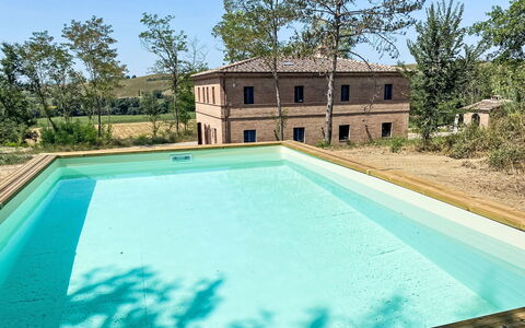 Podere Vetricella: L'Eau, Ciel, Propriété, Plante, Piscine, Bâtiment, Bleu Azur, Rectangle, Fenêtre, Ombre