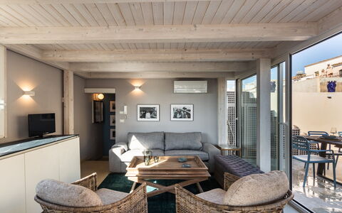 Terrazza Di Erika: Table, Canapé, Meubles, Propriété, Confort, Bois, Éclairage, Cadre, Design Intérieur, Canapé-Lit