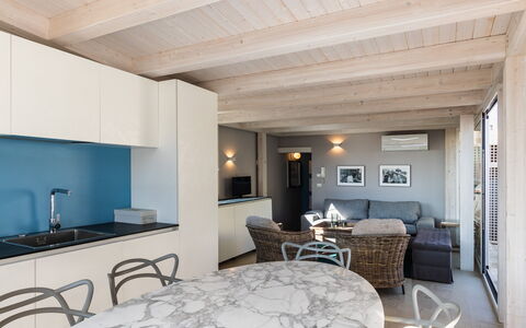 Terrazza Di Erika: Meubles, Bâtiment, Table, Confort, Chaise, Cabinetry, Bois, Sol, Sol