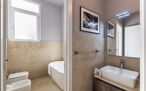 Terrazza Di Erika: Propriété, Photographier, Miroir, Luminaire Plomberie, Robinet, Évier, Blanc, Salle De Bains, Cadre