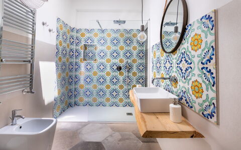 Alma Suite: Propriété, Luminaire Plomberie, Violet, Rideau De Douche, Salle De Bains, Bleu, Bâtiment, Baignoire, Textile, Design Intérieur