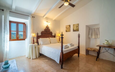 Can Tiona: Meubles, Mur, Sol, Design Intérieur, Sol, Plafond, Chambre, Lit, Chaise, Cadre De Lit