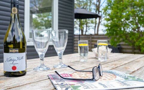 Francis - 300M from the Sea: Bois, Toit, Architecture, Domicile, Maison, Chalet, Siding, Dur, Pente, Biens