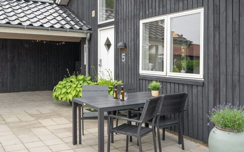 Jörgen - 100M from the Sea: Toit, Maison, Domicile, Chalet, Porte, Siding, Plate-Forme, Porche, Planche, Dur
