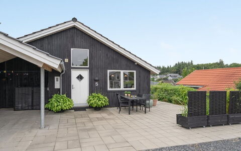 Jörgen - 100M from the Sea: Toit, Maison, Domicile, Chalet, Porte, Siding, Plate-Forme, Porche, Planche, Dur