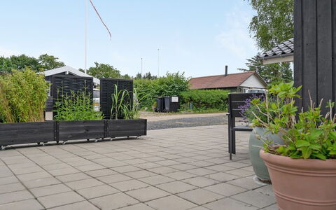 Jörgen - 100M from the Sea: Toit, Maison, Domicile, Chalet, Porte, Siding, Plate-Forme, Porche, Planche, Dur