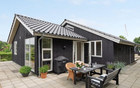 Jörgen - 100M from the Sea: Maison, Domicile, Toit, Chalet, Biens, Aménagement Paysager, Batiments Jardin, Siding, Ferme