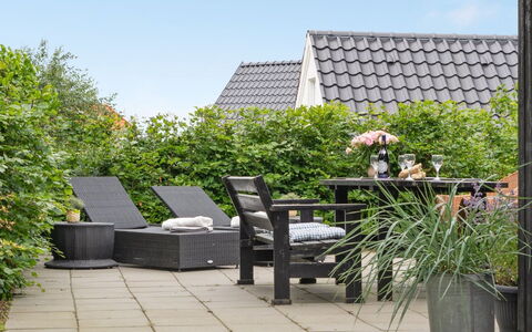 Jörgen - 100M from the Sea: Maison, Domicile, Toit, Chalet, Biens, Aménagement Paysager, Batiments Jardin, Siding, Ferme