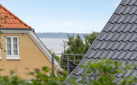 Jörgen - 100M from the Sea: Maison, Domicile, Toit, Chalet, Biens, Aménagement Paysager, Batiments Jardin, Siding, Ferme