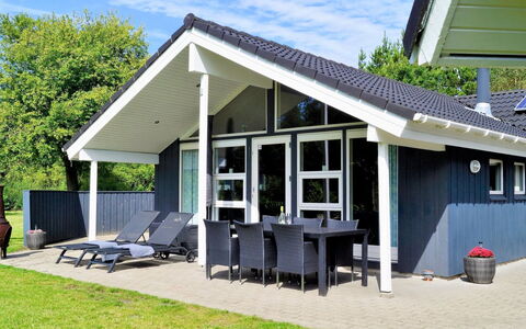 Stillfrieda - 12Km from the Sea: Meubles, Design Intérieur, Sol, Sol, Plafond, Pièce, Chaise, Table, Appartement, Table Cuisine Et Salle A Manger