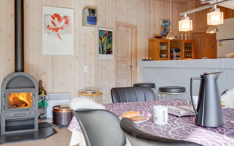 Allita - 12Km from the Sea: Meubles, Bois, Design Intérieur, Plafond, Pièce, Éclairage, Domicile, Sol, Chaise, Salon