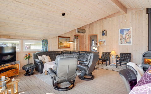 Allita - 12Km from the Sea: Meubles, Bois, Plafond, Design Intérieur, Salon, Canapé, Pièce, Domicile, Sol, Chaise