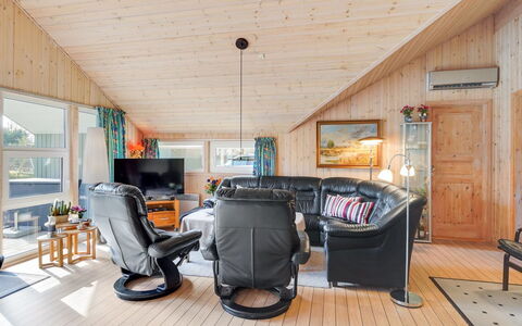Allita - 12Km from the Sea: Meubles, Bois, Plafond, Design Intérieur, Canapé, Salon, Domicile, Pièce, Chaise