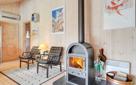 Allita - 12Km from the Sea: Bois, Meubles, Design Intérieur, Sol, Domicile, Pièce, Foyer, Salon, Dur, Chaise