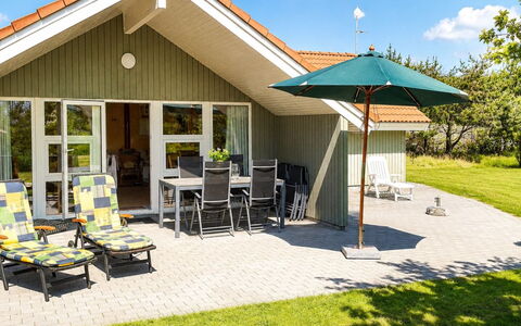 Allita - 12Km from the Sea: Maison, Domicile, Porte, Toit, Chalet, Biens, Jardin, Ombre, Siding, Cour
