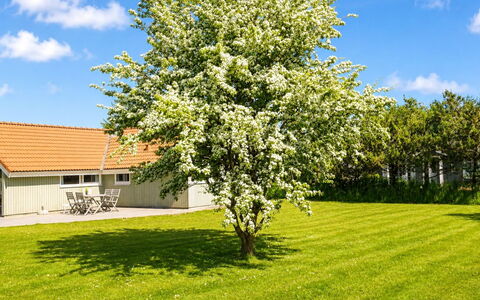 Allita - 12Km from the Sea: Maison, Domicile, Porte, Toit, Chalet, Biens, Jardin, Ombre, Siding, Cour