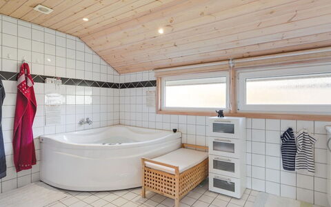 Allita - 12Km from the Sea: Maison, Domicile, Porte, Toit, Chalet, Biens, Jardin, Ombre, Siding, Cour