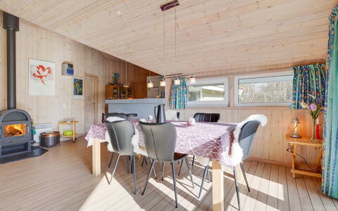 Allita - 12Km from the Sea: Maison, Domicile, Porte, Toit, Chalet, Biens, Jardin, Ombre, Siding, Cour