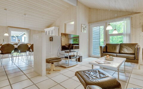 Aviaja - 12Km from the Sea: Bois, Design Intérieur, Plafond, Sol, Sol, Domicile, Meubles, Salon, Canapé, Pièce