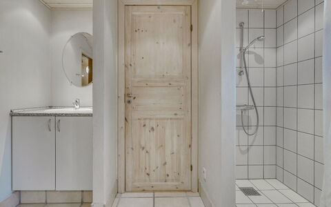 Aviaja - 12Km from the Sea: Sol, Mur, Sol, Bois, Plafond, Design Intérieur, Luminaire Plomberie, Pièce, Porte, Salle De Bains