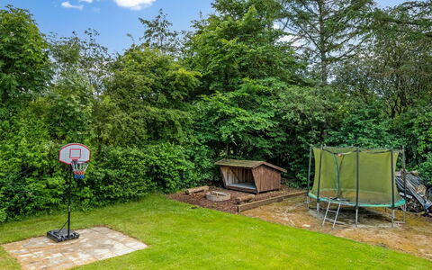 Annaline - 10Km from the Sea: Herbe, Jardin, Lot Terre, Pelouse, Arrière-Cour, Cour, Parc, Ombre, Batiments Jardin, Aménagement Paysager