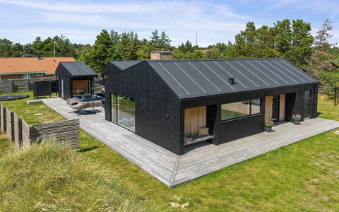 Toyah - 400M from the Sea: Toit, Domicile, Maison, Siding, Chalet, Composite, Porte, Fenêtre À Guillotine, Biens, Cheminée